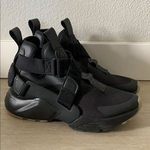 Nike Women’s Air Huarache City - Size 5.5